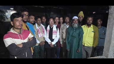 লক্ষীপুৰ: ৰাখালকিল্লা অঞ্চলৰ মুৰব্বী তথা যুৱক সকলৰ লগত মত বিনিময় কৰে কংগ্ৰেছৰ নেতা আকতাৰ হুছেইনে