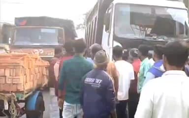 ভাঙড় ১: নদীর সাদা বালি চুরি! ডাম্পার আটকে বিক্ষোভ বাসন্তী হাইওয়ের উপরে,প্রবল যানজট