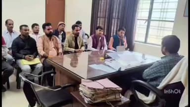 अतर्रा: अतर्रा तहसील के SDM ने तहसील सभागार में भाजपा कार्यकर्ताओं और बीएलओ के साथ की बैठक, दिए निर्देश