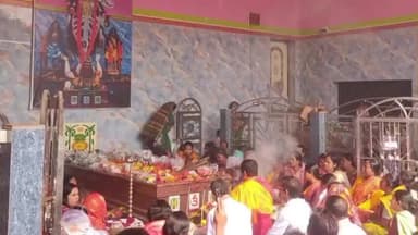 হবিবপুর: নবান্ন উৎসব উপলক্ষে দীর্ঘ বহু বছরের ধর্মীয় ঐতিহ্য-পরম্পরা মেনে এবারও মানিকোড়া কালীমাতার পুজোয় ব্রতী হলেন গ্রামবাসীরা