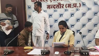 जिला स्तरीय #जनसुनवाई के दौरान कलेक्टर श्रीमती अदिती गर्ग ने सुशासन भवन मंदसौर में 65 आवेदकों की समस्याएं सुनी एवं अधिक...