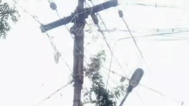 நத்தம்: வேம்பார்பட்டியில் உள்ள அரசினர் மாணவர் விடுதி அருகே சேதமடைந்த மின் கம்பத்தால் விபத்து அபாயம்