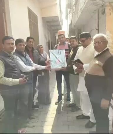 नगर के मोहल्ला नया छत्ता पर लोगों ने बीएलओ को उत्कृष्ट कार्य के लिए भगवान श्री राम की मूर्ति देकर किया सम्मानित