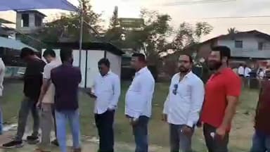 पालघर: सायंकाळी साडेपाच वाजेनंतरही मतदारांच्या पालघर नगरपरिषद हद्दीतील टेंभोडे येथील मतदान केंद्रांवर लांबच लांब रांगा