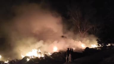 कुरारा क्षेत्र के कुतुबपुर में वैन मे लगी आग
चिंगारी से गौशाला की पराली हुई खाक
चरवाहों की सक्रियता से बची गौवंशों की जा...