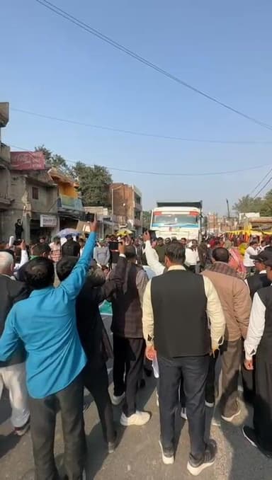 फूलपुर में किसान यूनियन का प्रदर्शन