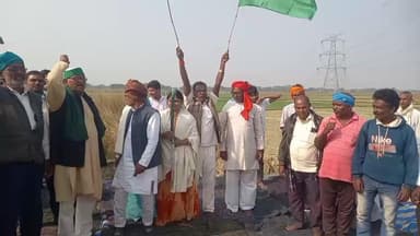 वरुणा नदी पर पुल निर्माण के लिए धरने पर बैठी किसान यूनियन