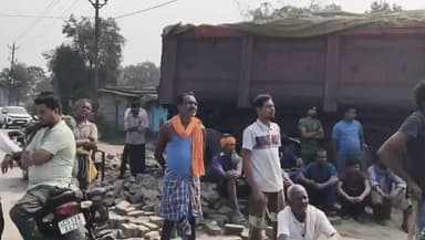 तमनार: तमनार में बेकाबू ट्रेलर घर में घुसा, रात में सो रहे परिवार की जान बाल-बाल बची, आक्रोशित ग्रामीणों ने किया चक्काजाम