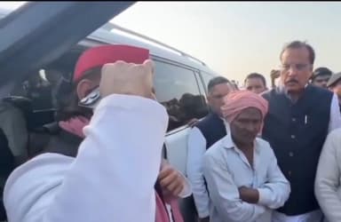 Farrukhabad News: हेलो DM साहब, एक्सीडेंट में किसान की पत्नी मर गई, सरकार से मदद करवाइए | Akhilesh
#farrukhabadnews #a...