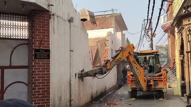 #बरेलीलाइव
#मौलानातौकीर के करीबियों पर 26 सितंबर के बवाल के बाद लगातार बुलडोजर एक्शन
दो बारात घरों पर बुलडोजर की कार्र...