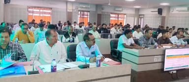 दंतेवाड़ा: दंतेवाड़ा में साप्ताहिक समय-सीमा की बैठक सम्पन्न, दर्ज प्रकरणों एवं महत्वपूर्ण योजनाओं की हुई गहन समीक्षा