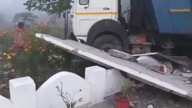 କଣ୍ଟାମାଳ: ଲକ୍ଷ୍ମୀପ୍ରସାଦ ଗ୍ରାମର ସ୍କୁଲ ବଡାକୁ ଧକ୍କାଦେଲା ଡମ୍ଫର ଚୁରମାର ହେଲା ବାଡା