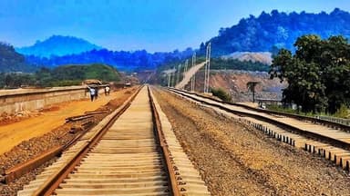 ଖୋର୍ଦ୍ଧା ବଲାଙ୍ଗୀର ରେଳ ଲାଇନର ଏହି ଷ୍ଟେସନ ରେ ଆରମ୍ଭ ହେଲାଣି ଷ୍ଟେସନରେ ରେଳ ଧାରଣା ଏବଂ ବିଦ୍ୟୁତ ଖୁମ୍ବ ପୋତା କାମ
ସମ୍ପୂର୍ଣ୍ଣ ଭିଡିଓ ଦ...