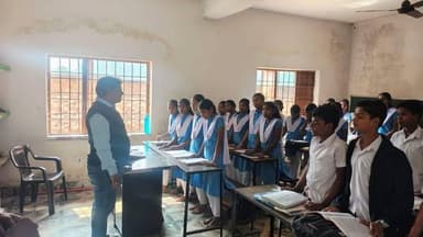 ବିଦ୍ୟାଳୟ, ଅଙ୍ଗନବାଡି ଏବନା ସହଜ ସେବା କେନ୍ଦ୍ର ପରିଦର୍ଶନ କଲେ ବୌଦ୍ଧ ଜିଲ୍ଲାପାଳ ବିଭୁତି ଭୂଷଣ ନାଏକ