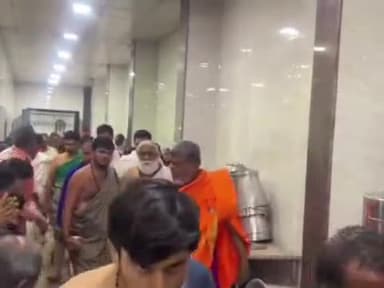 ಹುಮ್ನಾಬಾದ್: ದತ್ತ ಜಯಂತಿ ಅಂಗವಾಗಿ ಮಾಣಿಕನಗರದ ಮಾಣಿಕಪ್ರಭು ದೇವಸ್ಥಾನದಲ್ಲಿ ಭಕ್ತರಿಗೆ ಸ್ವತಃ ಪ್ರಸಾದ ವಿತರಿಸಿದ ಸಂಸ್ಥಾನದ ಪೀಠಾಧಿಪತಿ ಡಾ. ಜ್ಞಾನರಾಜಶ್ರೀ