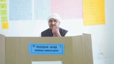 दारव्हा: शहरातील नगर परिषद शाळा क्रमांक दोन येथे पालकमंत्री संजय राठोड यांनी बजावला मतदानाचा हक्क