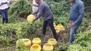 নবগ্রাম: নবগ্রামের নগরা হাই স্কুলের লাগোয়া জঙ্গলে বিপুল পরিমাণে চোলাই মদ তৈরির সরঞ্জাম উদ্ধার ও নষ্ট করল পুলিশ