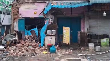 புரசைவாக்கம்: தர்கா தெருவில் திடீரென இடிந்து விழுந்த கட்டிடம் - ஐந்து பேர் படுகாயம் மருத்துவமனையில் அனுமதி