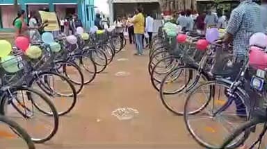 ராசிபுரம்: அண்ணாசாலையில் உள்ள அரசு மேல்நிலைப் பள்ளியில் 2053 மாணவர்களுக்கு இலவச மிதிவண்டிகளை அமைச்சர் மதிவேந்தன் வழங்கினார்