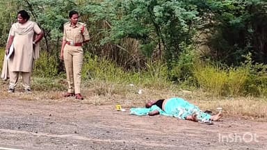ఎచ్చెర్ల: కేశవరావుపేట జాతీయ రహదారి ప్రక్కన హత్యకు గురైన ఓ మహిళ, దర్యాప్తు చేస్తున్న ఎస్ఐ లక్ష్మణరావు, పోలీస్ సిబ్బంది