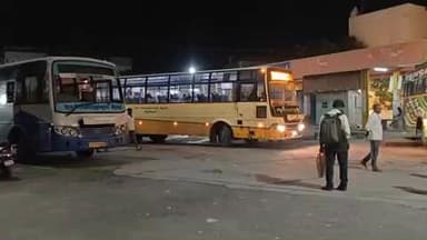 குடியாத்தம்: குடியாத்தம் நான்கு முனை கூட்ரோடு பகுதியில் அரசு பேருந்து மறித்து ஓட்டுனரை தாக்கிய மர்ம நபர்கள் குடியாத்தம் போலீசார் விசாரணை