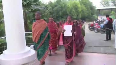 ସୋନପୁର: ମଦ କୁ ବନ୍ଦ କରିବା ପାଇଁ ବଲିପାଲି ଗାଁର ମହିଳା ଆଜି ଜିଲ୍ଲାପାଳଙ୍କ ଦ୍ବାରସ୍ଥ ହୋଇଛନ୍ତି