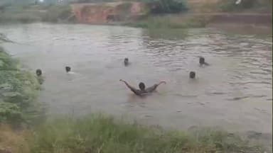 ఉగ్గినపాలెం ఏలేరు కాలువలో స్నానానికి దిగిన బాలుడు గల్లంతు,గాలింపు చర్యలు చేపట్టిన పోలీసులు