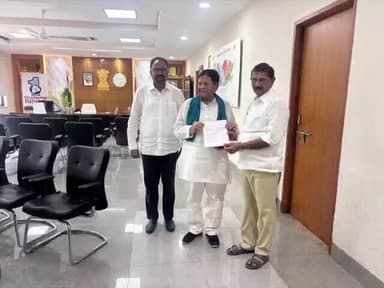 ఖానాపూర్: రైతుల నుండి కొనుగోలు చేసిన మొక్కజొన్న పంట బకాయి చెల్లింపులు విడుదల చేయాలని ప్రభుత్వ సలహాదారులు సుదర్శన్ రెడ్డికి వినతి