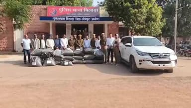 डीएसटी जोधपुर ग्रामीण की अवैध डोडा पोस्त तस्कारों के विरूद्ध लगातार बड़ी कार्रवाही, डोडा पोस्त से भरी फॉर्च्यूनर गाड़ी को किया जब्त। अवैध डोडा-पोस्ट से भरी टोयॉटा फॉर्च्यूनर गाड़ी में कुल 24 प्लास्टिक कट्टो में भरा हुआ 415.52 किलोग्राम अवैध