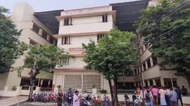 నరసాపురం: సికిలే స్కూల్లో భవాని మాల వివాదం, తల్లిదండ్రులు, భవానీలు ఆందోళన, నెలకొన్న ఉద్రిక్త వాతావరణం