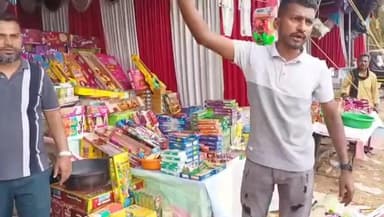 ಮಡಿಕೇರಿ: ನಾಪೋಕ್ಲುವಿನಲ್ಲಿ ಹುತ್ತರಿಹಬ್ಬ ಸಂಭ್ರಮಿಸಲು ಪಟಾಕಿಗಾಗಿ ಮುಗಿಬಿದ್ದ ಜನ