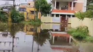 திண்டிவனம்: திண்டிவனத்தில் பெய்த தொடர் கனமழை காரணமாக வாய்க்கால்கள் நிரம்பி குடியிருப்பு பகுதிக்குள் மழை நீர் சூழ்ந்துள்ளதால் பொதுமக்கள் கடும் அவதி