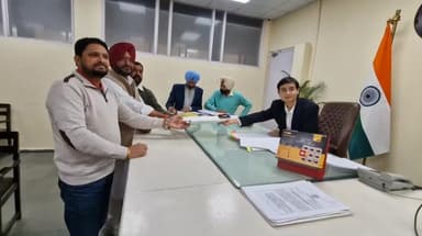 ਬਠਿੰਡਾ: ਮਿੰਨੀ ਸਕੱਤਰੇਤ ਵਿਖੇ ਜਿਲਾ ਪਰਿਸ਼ਦ ਅਤੇ ਬਲਾਕ ਸੰਮਤੀ ਚੋਣਾਂ ਨੂੰ ਲੈ ਕੇ ਭਰੇ ਜਾ ਰਹੇ ਹਨ ਨਾਮਜਦਗੀ ਪੱਤਰ