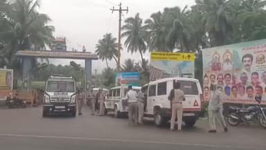 பெரியகுளம்: கைலாசநாதர் கோவில் நுழைவாயிலில் குறிப்பிட்ட சமூக பெயரை நீக்க வலியுறுத்தி போராட்டம் நடந்தது