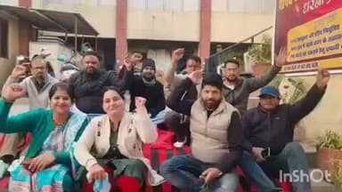 अल्मोड़ा: नगर निगम पर जनता की समस्याओं की अनदेखी का आरोप, मांगों को लेकर पार्षदों ने दूसरे दिन भी धरना प्रदर्शन किया