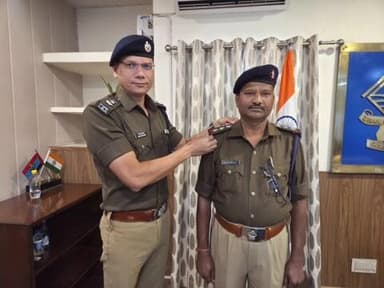 रुद्रपुर: जिले के एसएसपी मणिकांत मिश्रा ने उपनिरीक्षक को निरीक्षक पद पर पदोन्नति पर तीसरा स्टार लगाकर दी बधाई
