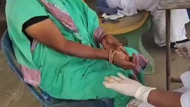 టెక్కలి: సంతబొమ్మాళి మండలం తాళ్లవలస గ్రామంలో ఇంటింటికి రక్తనమూనాలు సేకరణ