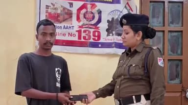 পাড়া: আনাড়া রেলওয়ে স্টেশনে হারিয়ে যাওয়া মোবাইল উদ্ধার করে আসল মালিকের হাতে তুলে দিল আনাড়া আরপিএফ