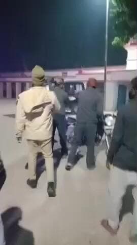 मिश्रिख कोतवाली के अंदर शराब के नशे में धुत दो युवक पुलिस वालों के सामने किस प्रकार से गुंडागर्दी और धमकियां दे रहे हैं