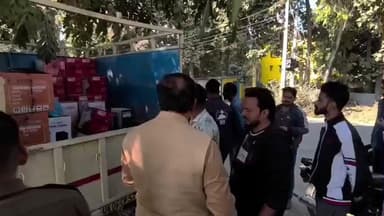 रुद्रपुर: गंगापुर रोड पर लॉटरी के नाम पर लोगों को बेवकूफ बनाने के मामले में मेयर ने एक वाहन से सामान किया ज़ब्त