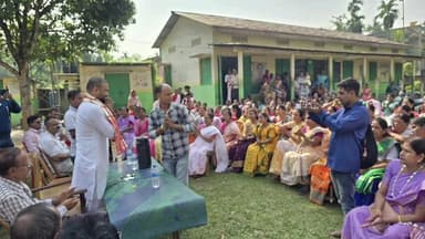 পলাশবাৰী: ৰামপুৰত সাধাৰণ ৰাইজৰ সৈতে মতবিনিময় কৰে ৰাজ্যিক BJPৰ কাৰ্য্যনিৰ্বাহক সদস্য হিমাংশু শেখৰ বৈশ্যই