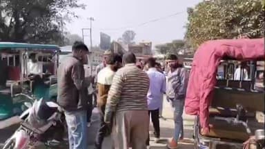 हसनपुर: हसनपुर में खड़ी बाइक में कार सवार ने मारी टक्कर, मारपीट का वीडियो हुआ वायरल