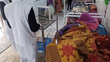 जंगली भालू के हमले से युवक गंभीर रूप से घायल,सदर अस्पताल में भर्ती।
#citilivejharkhand #facebookpostシ #HemantSoren #kalp...