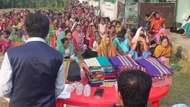 করবুক: করবোক বিধানসভা কেন্দ্রের অন্তর্গত জলেয়া এলাকায় মন্ডল সভাপতি ও বিধায়কের উদ্যোগে কাপড় উপহার