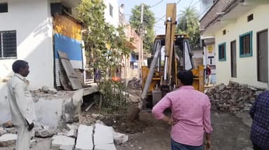 शुजालपुर: प्रेम नगर कॉलोनी में नगर पालिका ने रोड पर अतिक्रमण हटाने के लिए चलाया बुलडोजर