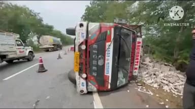 ఘన్పూర్ స్టేషన్: దేవరుప్పల మండలం మాన్సింగ్ తండా వద్ద అదుపుతప్పి బోల్తా పడిన కోడిగుడ్ల లోడుతో వెళ్తున్న డిసిఎం, చెల్లాచెదురైన కోడిగుడ్లు