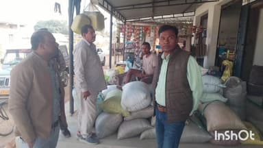 उदयपुर: उदयपुर विकासखंड के मुड़गांव के किराना दुकान से 200 बोरी (80 क्विंटल) धान ज़ब्त, मंडी अधिनियम के तहत की गई कार्रवाई