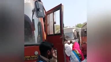 तेल्हारा: अकोला बस स्थानकात दोन बस चालकांमध्ये हाणामारी, व्हिडिओ सोशल मीडियावर प्रचंड प्रमाणात व्हायरल.