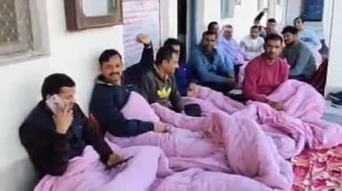 फर्रुखाबाद: ऑल इंडिया लोको रनिंग स्टाफ एसोसिएशन के बैनर तले लोको पायलट 10 सूत्री मांगों को लेकर 48 घंटे की भूख हड़ताल पर बैठे