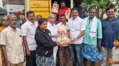 வாலாஜாபாத்: வாலாஜாபாத் பேரூராட்சி புயல் தொடர் மழை காரணமாக 500க்கும் மேற்பட்டோருக்கு பொதுமக்களுக்கு நிவாரண தொகுப்பை திமுக பேரூராட்சி உறுப்பினர் வழங்கினார்